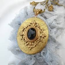 Bijou Collier Sautoir Grand Pendentif Medaillon Porte Photos Cassolette Ovale Ancien De Style Victorien En Lai Pendentif Porte Photo Collier Sautoir Medaillon