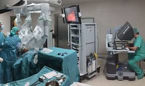 Robotul da vinci a fost adus în urmă cu aproape doi ani din sua, a costat două milioane de euro, şi este singurul de acest tip din cluj. El Robot Da Vinci No Ha Demostrado Su Coste Eficiencia