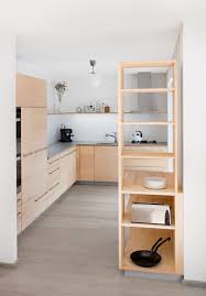 Elegante Vollholzkuche In L Form Mit Dunkler Arbeitsplatte Kuche Planen Kuchenplanung Einbaukuche Kuche Kuche Planen Kuchendekoration Kuchen Planung