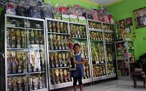 Surat keterangan ini juga sangat berguna sekali bagi mereka yang ingin kuliah (beasiswa) atau bekerja, menjadi referensi yang merangkan bahwa anak ini yang layak untuk. Punya 700 An Piala Penghargaan Bocah Kelas 3 Sd Di Sragen Jadi Guru Sekolah Bagian 1