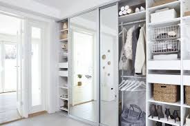 Faire Son Dressing Soi Meme De Design Lineaire Amenage Avec Des Rangements Pour Chaussures Penderie Faire Un Dressing Rangement Chambre Vetement Idee Dressing
