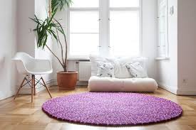 Grosser Teppich Aus Filzkugeln In Warmen Violett Und Rosatonen Handmade Felted Carpet As Individual Home Decor Made Hy Myfelt Filzkugel Teppich Teppich Dekor