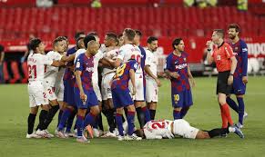 La un atac al catalanilor, suarez fusese deja cosit de un adversar, după care diego carlos a avut un atac întârziat asupra lui messi. Barcelona Diego Carlos Tackle And Messi S Push Worthy Of Yellow Or Red Cards Marca In English