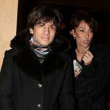El grupo comenzó en 1995, cuando joaquín levinton (que había integrado juana la loca) decidió juntarse con su amigo leandro lopatin para formar una banda, para salir a tocar por el circuito under de buenos aires. Ernestina Pais Muy Cerca De Joaquin Levinton