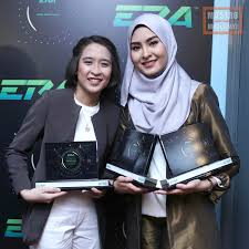 Lagu balada ini merupakan salah satu lagu paling popular tahun 1995 dan juga di era 1990an. Maestro Media My Era Digital Musik Awards 2017 Eradma2017
