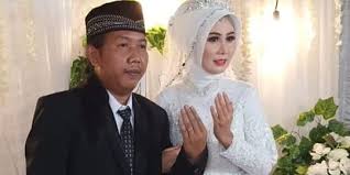Pertanyaan ini mungkin mencuat ketika pedangdut tersebut sukses bikin heboh setelah mengaku kalau dirinya sudah menikah alias punya suami. Tepis Gosip Hubungan Dengan Nella Kharisma Ini 6 Potret Pernikahan Cak Malik Merdeka Com