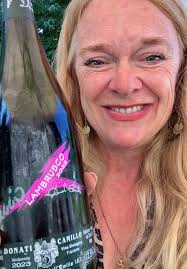 Esplora il Lambrusco: Vino Frizzante da Milano