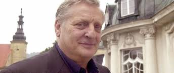 Au plan suivant, il a clairement été recoiffé. Commissaire Maigret Bruno Cremer Est Mort Jean Richard Claude Lelouch Actrice
