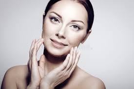 Mulher Bonita Dos Termas Que Toca Em Sua Cara Pele Fresca Perfeita Imagem  de Stock