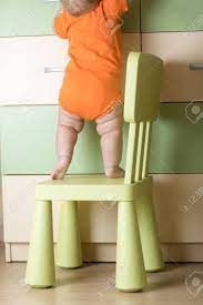Bébé Grimper Sur Une Chaise. Conception De Sécurité Pour Enfants. Banque  D'images Et Photos Libres De Droits. Image 91093440.