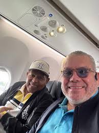 Aquí con mi compa querido, el Pollo Irra, saliendo de Los Ángeles para San  Francisco. 🛫🪗🇺🇸 ¡Anoche #SOLDOUT! Hoy también esperamos que sea igual.  La próxima semana estaremos en #Florida. Gracias a