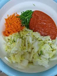 1 kg sawi putih, 2 sdm garam kasar, 4 bh bawang putih, 1 bh bawang bombay uk kecil, 1/2 bh apel, 2 cm jahe, 2 sdm gula, 1/4 cup kecap ikan korea, 1 cup gochugaru (mesti ini ya), 200 ml air putih, 1/4 cup tepung beras, 2 batang daun bawang. Resipi Kimchi Sedap Jilat Jari Tambah Buah Lai Bikin Terangkat Pa Ma