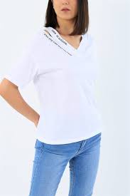 23 95 Tl Beyaz Love Baski Omuzu Acik Bayan Tisort 32305 Modamizbir 2020 Moda Stilleri Moda Mankenler