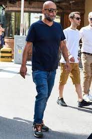 Entdecken sie die vielen optionen, die ihnen die modefarbe bietet und kreieren sie ihren eigenen look! Wie Dunkelblaues T Shirt Mit Einem V Ausschnitt Mit Blauer Jeans Zu Kombinieren 11 Herren Outfits 2021 Lookastic