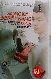 Mengaitkan dan mengambil sejumput kain tenun, dan kemudian menyelipkan benang emas.1 selain itu. Facebook