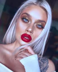 The electric blue eyeshadow will steal the show.hence, keep the rest of your makeup minimalistic. 25 Mesmerizing Makeup Ideas For Blue Eyes Sheideas