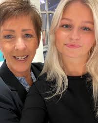 Louise kan ikke beslutte sig for, hvilken taske hun skal vælge 😍🙉.  @noellafashionofficial vi byder jer velkommen i butikken ! 💃🏼⭐️