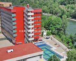 Restaurant in incinta hotelulul, categoria i, in sistem meniu fix, ascensor, club, piscina acoperita, piscina in aer liber, sala agrement. Hotel Oltul Calimanesti Caciulata