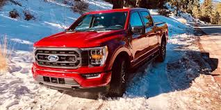 Огромная кабина возвышается над асфальтом сантиметрах в тридцати. First Drive 2021 Ford F 150 Proves Power Of Hybrid Powertrain Trucks Com