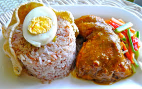 Kaum baba dan nyonya ini juga amat terkenal dengan pelbagai masakan asam pedasdan kuih tradisional yang begitu makanan terakhir yang perlu di sediakan ialah pututekan yang berwarna biru dan putih dan ditekankan dalam bekas kayu. Makanan Tradisional Di Malaysia Delie96