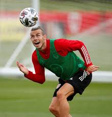 كشف جوناثان بارنيت، وكيل غاريث بيل، لاعب ريال مدريد أن المهاجم وقال بارنيت إن بيل متحمس لقيادة ويلز في بطولة أوروبا العام المقبل، لكنه استبعد أن ينتقل إلى أي فريق. Ø¬Ø§Ø±ÙŠØ« Ø¨ÙŠÙ„ ÙŠØ¸Ù‡Ø± Ø¨Ù€ Ù†ÙŠÙˆÙ„ÙˆÙƒ ÙÙ‰ Ù…Ø±Ø§Ù† ÙˆÙŠÙ„Ø² Ø§Ø³ØªØ¹Ø¯Ø§Ø¯Ø§ Ù„Ø¯ÙˆØ±Ù‰ Ø§Ù„Ø£Ù…Ù… Ø§Ù„Ø£ÙˆØ±ÙˆØ¨ÙŠØ© ØµÙˆØ± Ø§Ù„ÙŠÙˆÙ… Ø§Ù„Ø³Ø§Ø¨Ø¹