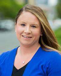 Elizabeth Robert's Instagram, Twitter & Facebook