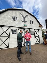 Nothing but smiles and howls with these two at the Paramount Mountain  celebrating #SBLVIII! 🏈🤠 #TeenWolf #YellowstoneTV