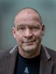 Ver las letras de jeroen van merwijk y escuchar ik weet genoeg, 't leven is kut, aalscholverlied, alle mannen moeten dood y más canciones! Absurde Liedjes Van Ernstig Zieke Jeroen Van Merwijk Bieden Troost Muziek Ad Nl