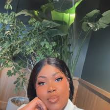 PEOPLE : Kris Badd s'est fiancé. Le chanteur camerounais basé en France a  demandé en mariage il y a quelques jours l'écrivaine et présentatrice  américaine Livia Marie Jepsen qui a dit ''