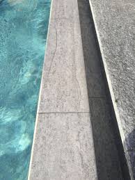 Dlazdicovy Obklad Bazenu V Dezenu Kamene Prekryt Horni Hranu Pravym Kamenem