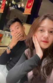 Thành Chung và bạn gái thích thú khi tình cờ "va phải nhau" giữa phố