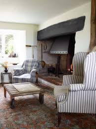Country life is pretty much the coveted life any person wants, especially when they feel so strained from too much city life and tons of work. Country Living Room Ideas House Garden