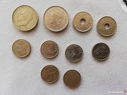 Monety 1 euro mają pierścień w kolorze złotym (miedzionikiel), a rdzeń w kolorze srebrnym (wykonany jest on z 3. Hiszpanskie Monety Pesetas I Centimos Wronki Sprzedajemy Pl