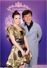Diện trang phục giản dị, ngôi sao nổi tiếng của đài. Ly Nha Ká»³ Quy Co ChÆ¡i Lá»›n Khoe Tinh Báº¡n Than Thiáº¿t Vá»›i Thanh Long Pháº¡m BÄƒng BÄƒng Xa Thi Máº¡n