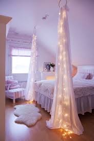Romantische Atmosphare Im Madchenzimmer Betthimmel Und Lichterketten Selbstgemachte Zimmerdeko Diy Deko Jugendzimmer Schlafzimmer Madchen