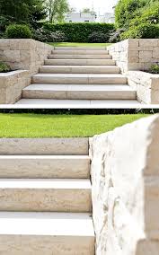 Klassiker Unter Den Steinen Jura Quadersteine Und Trittstufen Fur Eine Zeitlose Gartengestaltung Treppe Garten Garten Landschaftsbau