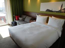 I's the ideal mattress size for most adults. Teil Vom Zimmer Mit Queen Size Bett Aufnahme Von Hampton By Hilton Hamburg City Centre Tripadvisor