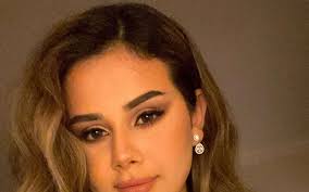 منة عرفة أطلت في فيديو من داخل صالون التجميل، وهي تستعرض اللوك الجديد الذي اعتمدته حيث غيرت لون شعرها إلى الدرجة الأحمر البرغندي أي الداكنة. Ø´Ø§Ù‡Ø¯ Ù…Ù†Ø© Ø¹Ø±ÙØ© ØªÙ†Ø´Ø± Ø£ÙˆÙ„ ØµÙˆØ±Ø© Ù…Ù† Ø­ÙÙ„ Ø®Ø·ÙˆØ¨ØªÙ‡Ø§