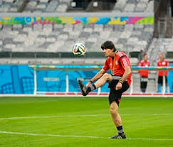 Hela spelartruppen finns med, samt deras positioner, nummer klubblag och ålder. Joachim Low Wikipedia