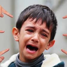 William Shakespeare decía: "Siempre me siento feliz, ¿sabes porqué?. Porque  no espero nada de nadie; esperar siempre duele. Los problemas no son  eternos, siempre tienen solución, lo único que no se resuelve