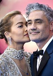 So war es für Rita Ora, mit ihrem Ehemann Taika zu arbeiten!