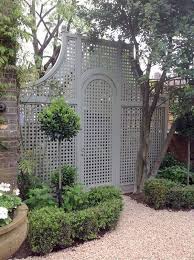 Beautify Your Outdoor Area With These Lattice Fence Ideas Privacy Fence Landscaping Backyard Privacy Fence Landscaping