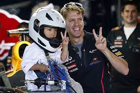 Kick für kinder is with sebastian vettel. Sebastian Vettel Starportrat News Bilder Gala De