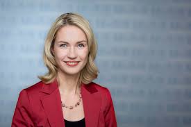 Browse 5,047 manuela schwesig stock photos and images available, or start a new search to. Bmfsfj Bundesfamilienministerin Manuela Schwesig Stellt Eckpunkte Des Elterngeldplus Vor