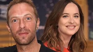 Foto Dakota Johnson dan Chris Martin Liburan Mesra Beredar Luas