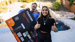 Последние твиты от sienna mae brasil (@siennamaebr). Surprising Fans With Merch On Omegle Sienna Mae Gomez Giving Away Merch Online Youtube