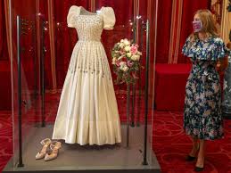 How does it compare to eugenie, kate & meghan markle? Princess Beatrice S Wedding Gown Goes On Show At Windsor Castle The Economic Times