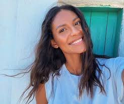 Modelo Emanuela de Paula grávida pela primeira vez aos 29 anos