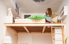 Mit einem selbst gebauten hochbett, dass durch die glasschiebetüren gleichzeitig als raumteiler fungiert, ist der raum unter der liegefläche optimal nutzbar. Ein Hochbett Selber Bauen Diy Anleitung Butterflyfish