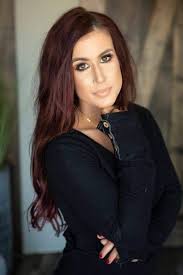 Chelsea is fashionable and fans are always commenting on her hair and outfits on her instagram posts. Love Chelsea S Hair Chelsea Houska Hair Color Chelsea Houska Hair Burgundy Hair